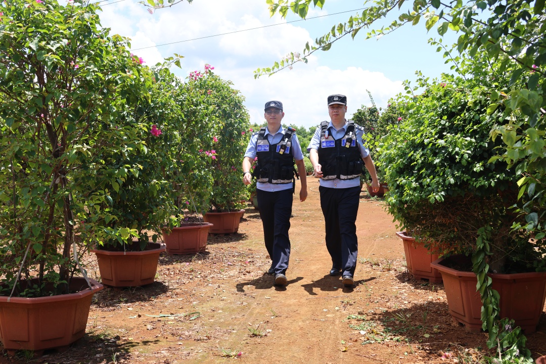 “鲜花警务室”民警对花圃进行日常巡逻，用脚步丈量平安。记者连蒙 摄.jpg