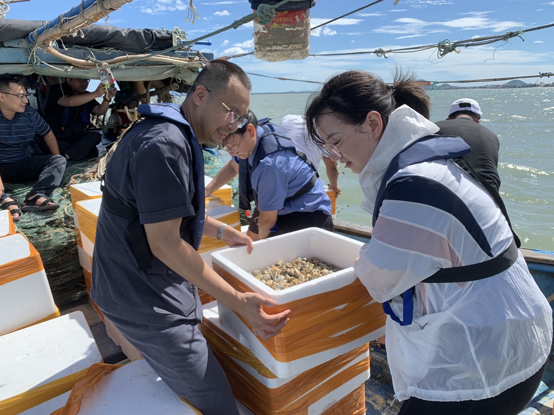 省检二分院联合相关单位在东方市开展公益诉讼增殖放流活动。省检二分院供图.jpg
