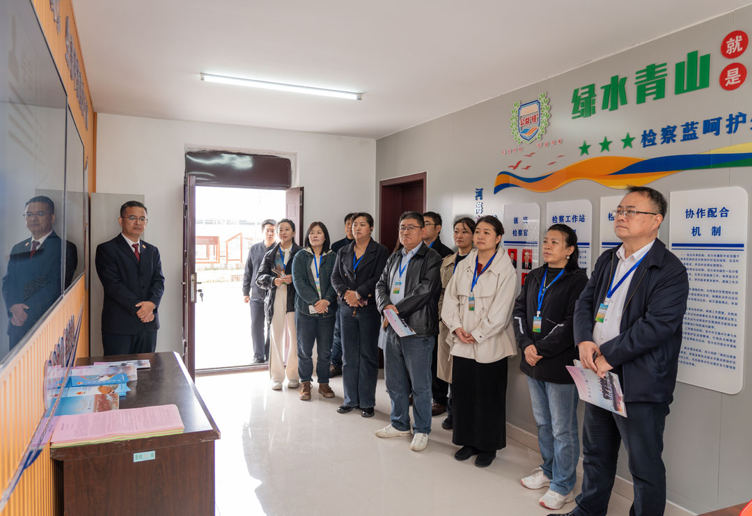 采访团在垦利区检察院生态研学教育基地参观.jpg