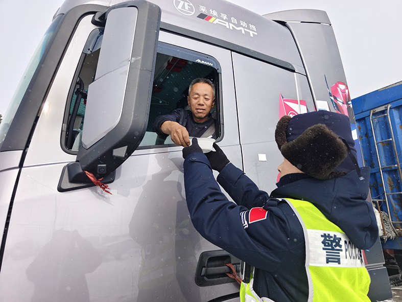 为过往司机送汤圆.jpg