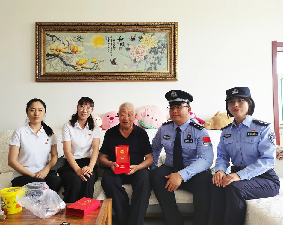 共同看望社区老党员.jpg