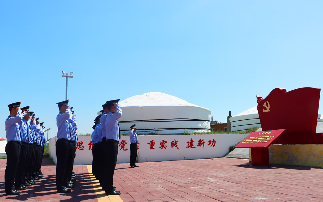 全体党员民警重温入党誓词.jpg