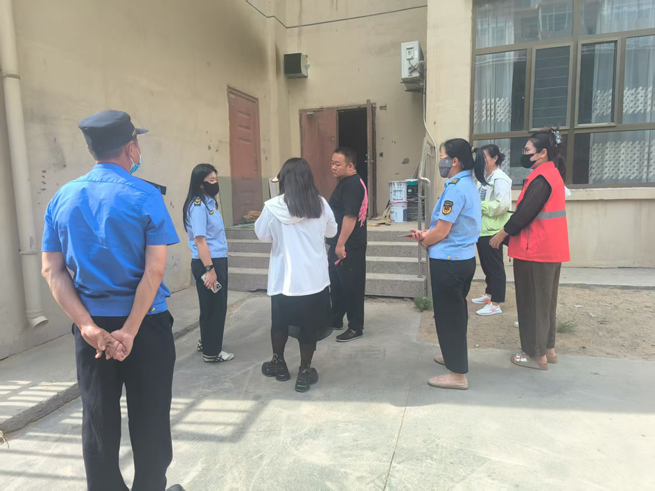 新华街道康乐社区联合多部门整治违规烟道。海宣 摄.jpg