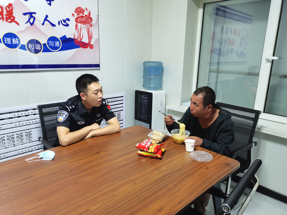 3.图为被救助的困境男子.jpg