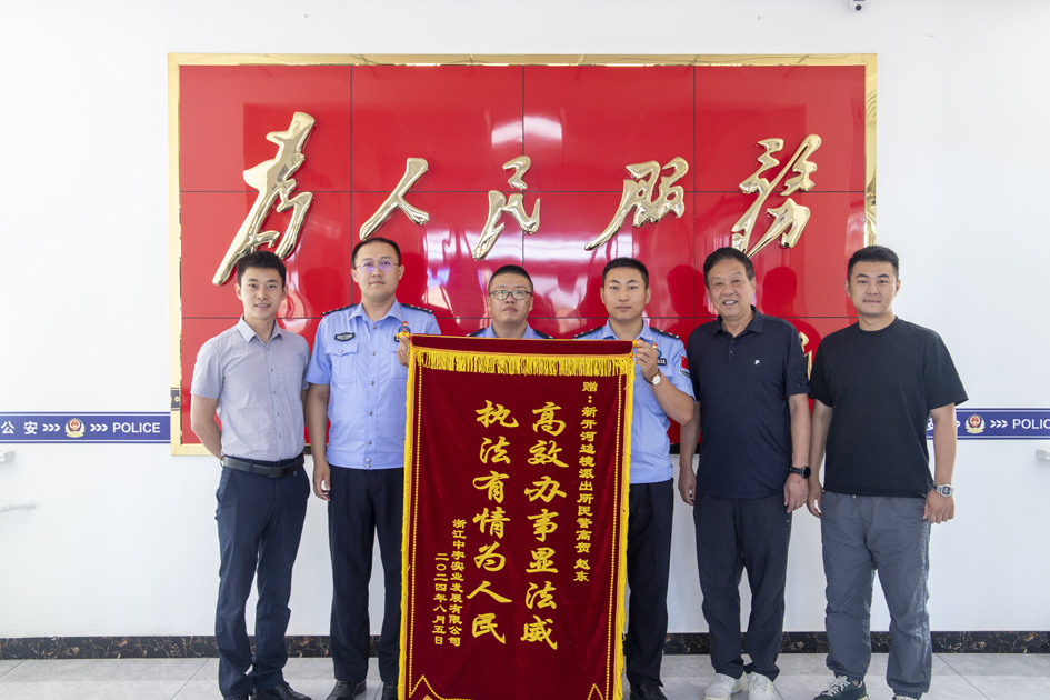 化解190万元劳务纠纷获赠锦旗.jpg