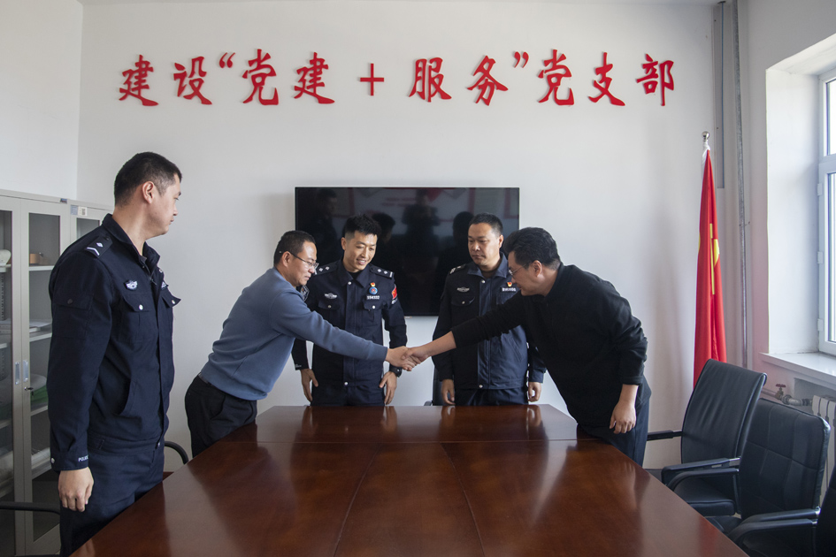 新开河边境派出所结合辖区驻矿警务室调解纠纷.jpg