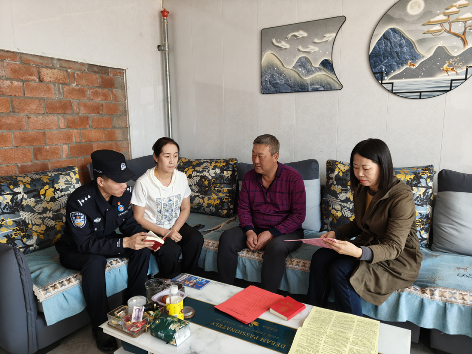 6.图为罕达盖边境派出所联合司法所开展法律宣传活动.jpg