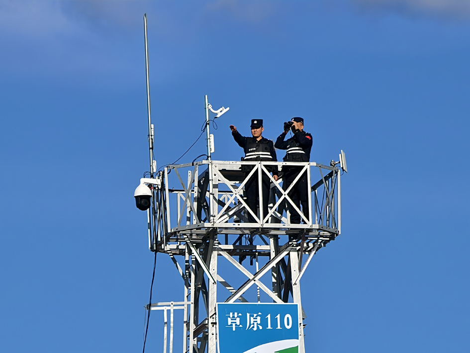 4.图为民警在观瞄平台进行监测.jpg