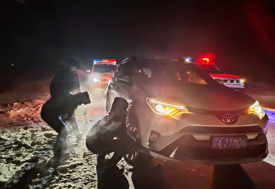 民警帮助受困司机换车胎.jpg