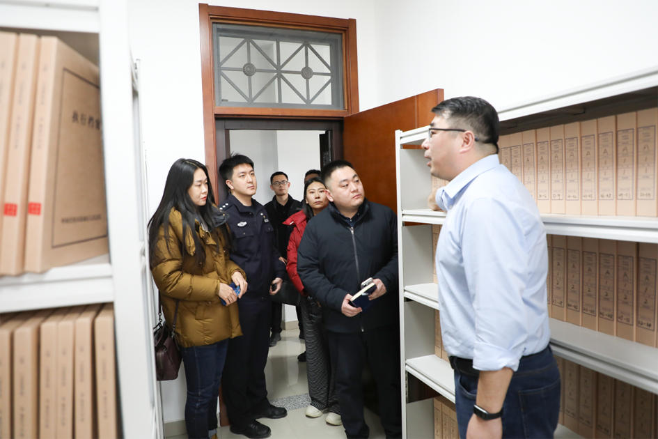 图2：各基层院执行局干警参观档案存储区.png