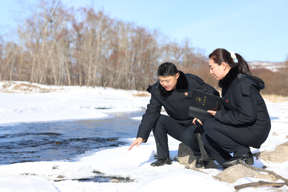 1月29日，寒冬时节，扎兰屯市检察院公益诉讼检察人员落实“河长+检察长”工作机制，开展巡河行动，实地勘查是否存在非法排污、破坏河道生态等损害公共利益的行为问题，以“检察蓝”守护水清河畅。.jpg