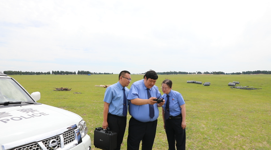 呼伦贝尔市检察院检察人员利用无人机实地勘察.png