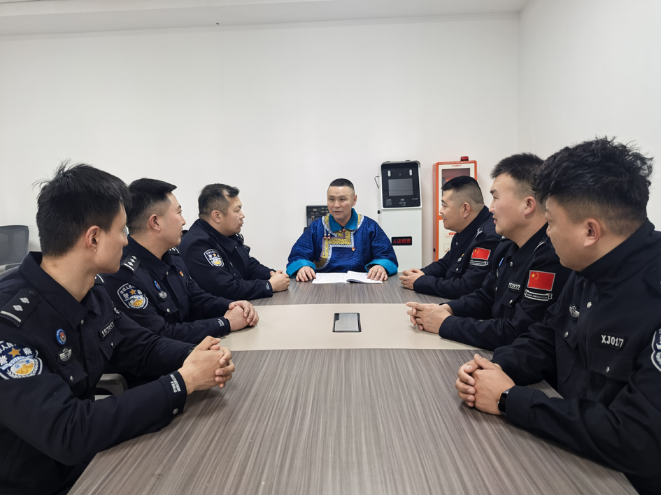 与民警座谈交流.jpg