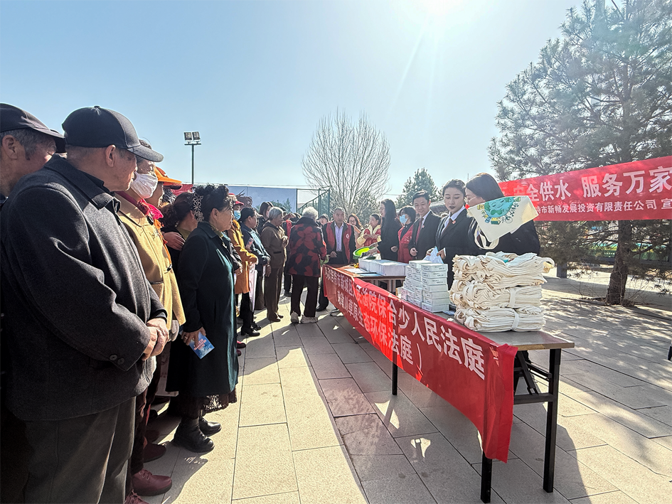 1774422533102252.png 干警现场向过往居民游客发放宣传册、现场答疑.png