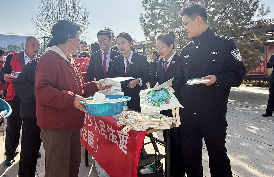 1774422586234953.png 干警现场向过往居民游客发放宣传册、现场答疑2.png