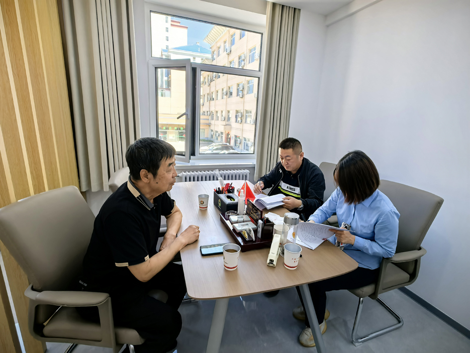 房屋损害纠纷达成一致后，当事人在调解书上签字。.jpg