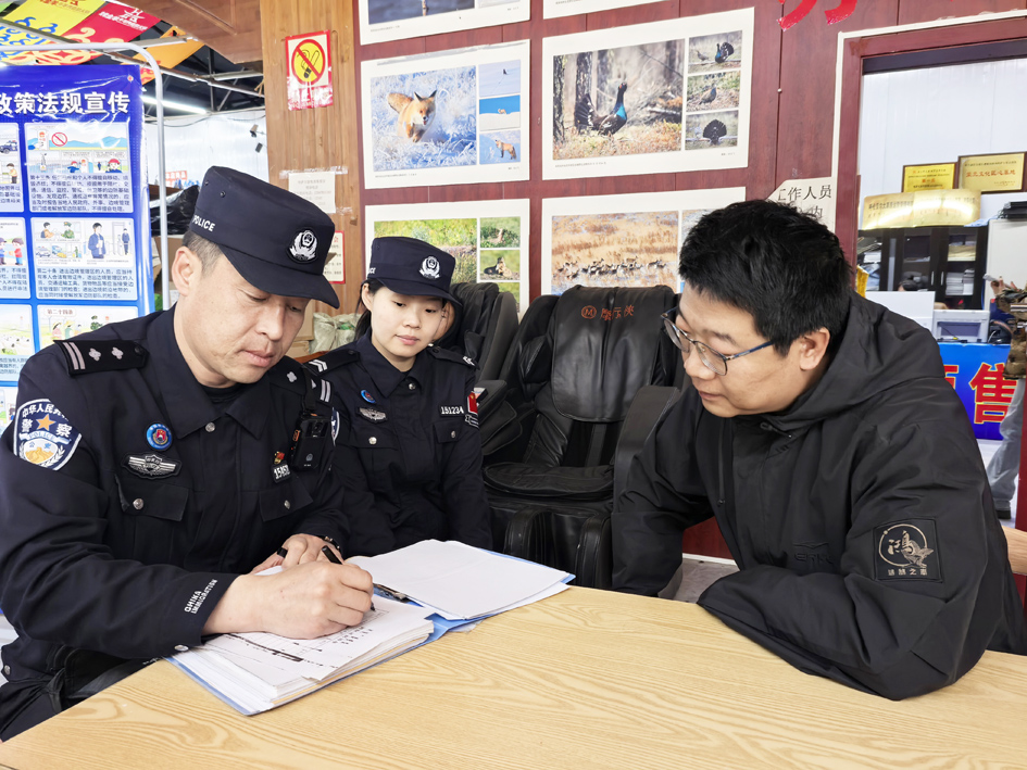 民警走访旅游景点.jpg