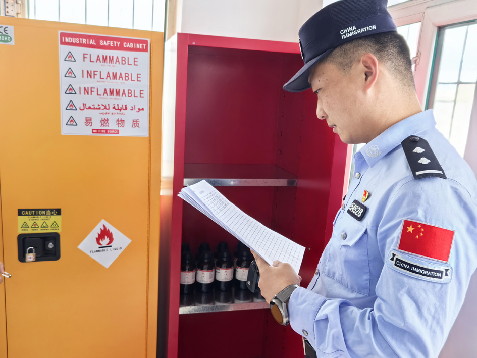 民警检查危险品出入库登记.jpg