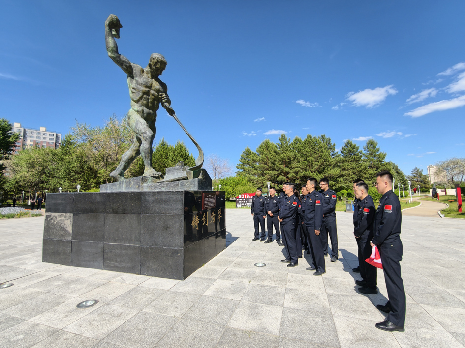 党员民警在“铸剑为犁”雕像前驻足.jpg