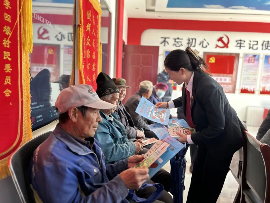 派出法庭调解现场  普及惠民政策  向村民宣传种子法.jpg