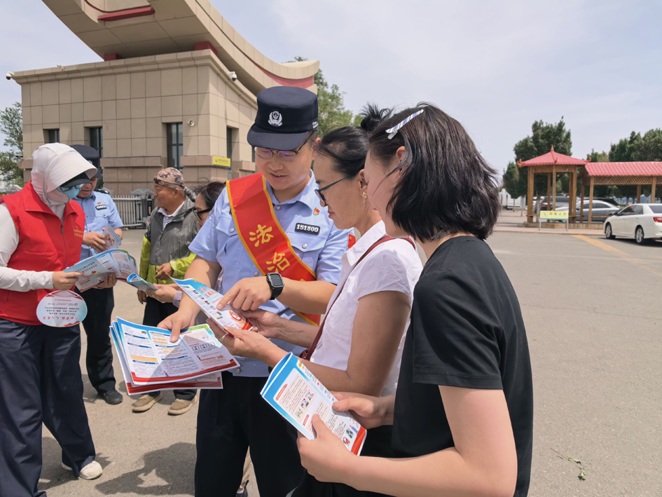 策克边检站民警为出入境旅客宣传禁毒知识（刘福龙摄）.jpg