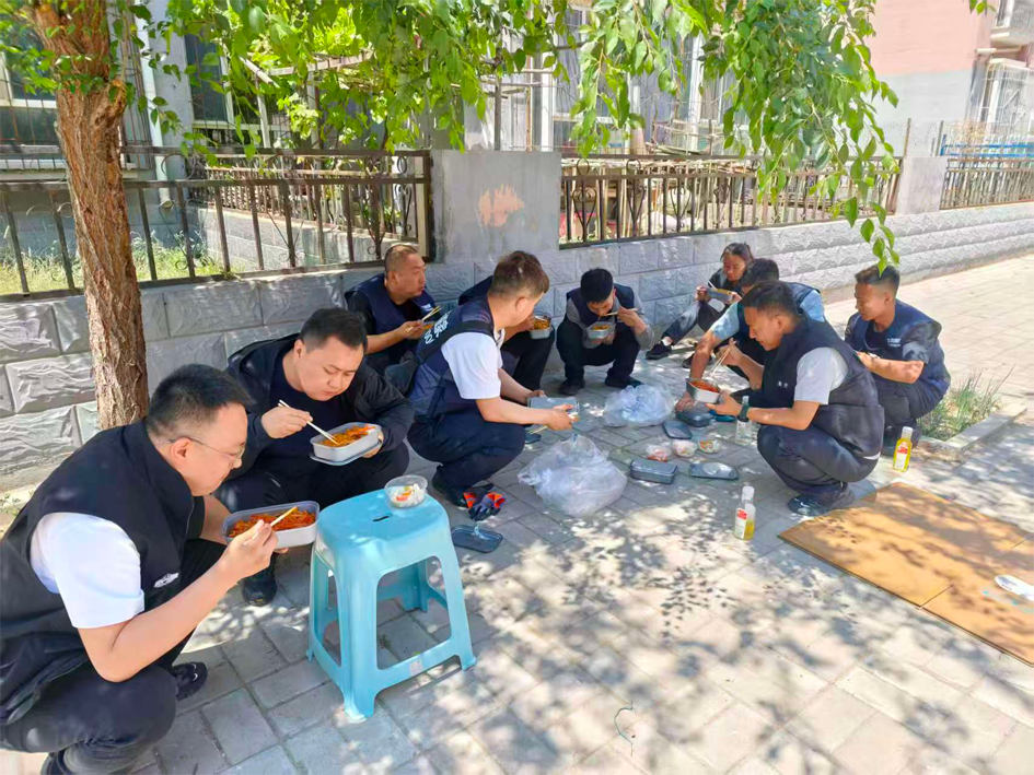 图5：干警匆忙吃过午饭后，又投入到强制腾房中.png