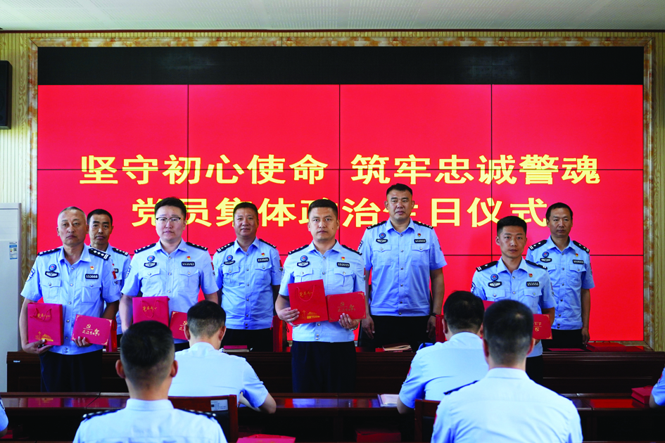 1.新巴尔虎左旗第一边境管理大队隆重开展“坚守初心使命 筑牢忠诚警魂”党员集体政治生日仪式.jpg