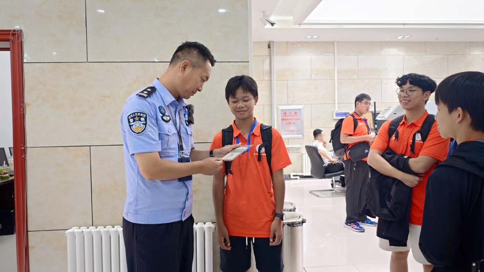 2执勤民警对研学团出境旅客进行证件抽查与询问.jpg