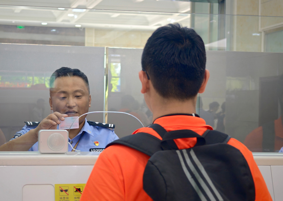 3执勤民警为研学团旅客办理出境查验手续.jpg