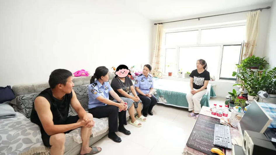 巾帼志愿服务队看望取得优异高考成绩的小萌一家.jpg