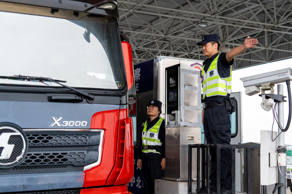 民警放行查验完毕的车辆.jpg