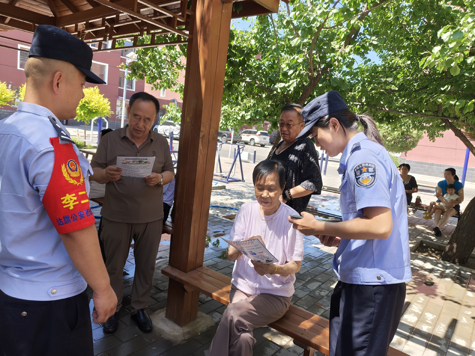 警力下沉护佑平安.jpg