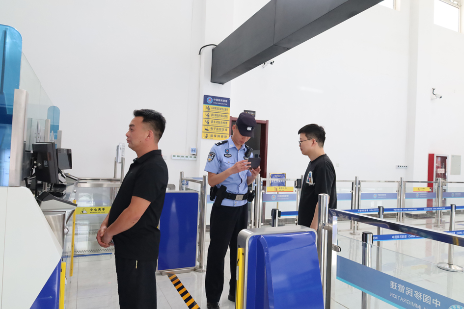 民警查验出境援建人员信息.JPG