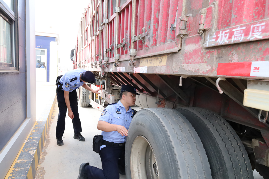 民警查验过境援建车辆2.JPG