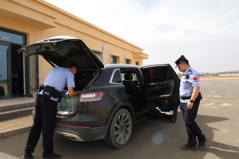 民警查验过境车辆.JPG