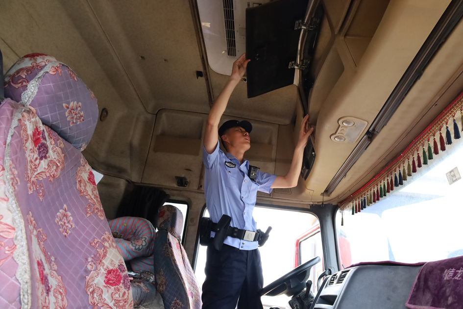 民警查验过境援建车辆.JPG