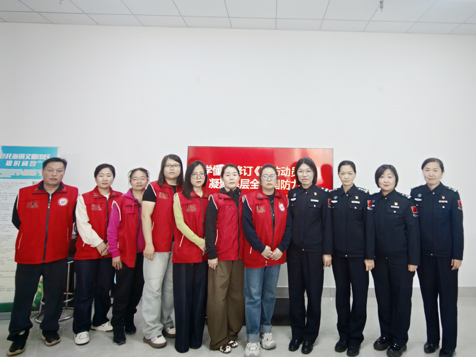 巾帼志愿服务队民警与社区工作人员合影.jpg