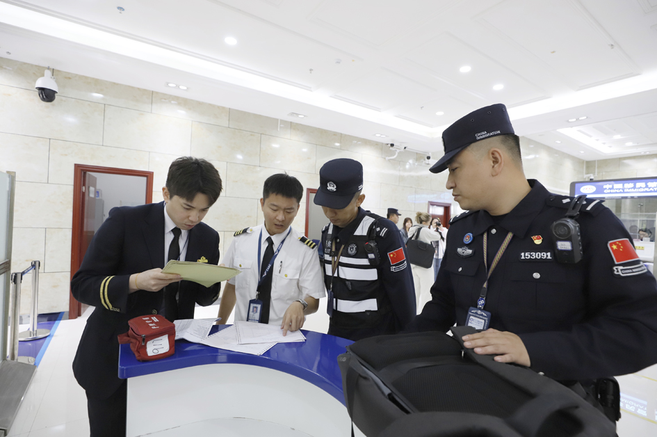 执勤民警收取总申报单和乘务人员名单.JPG