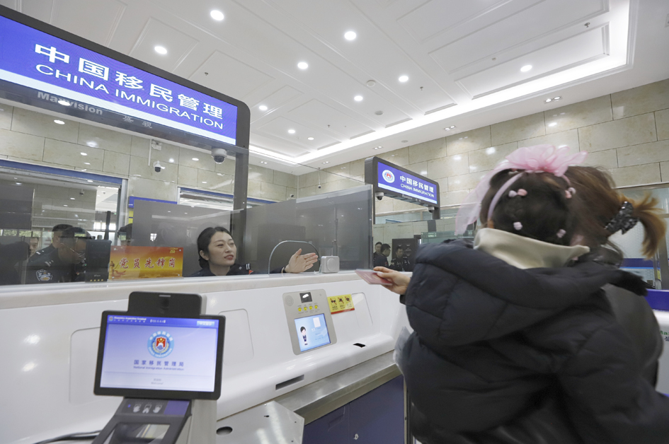 执勤民警为俄罗斯籍旅客办理通关手续.JPG