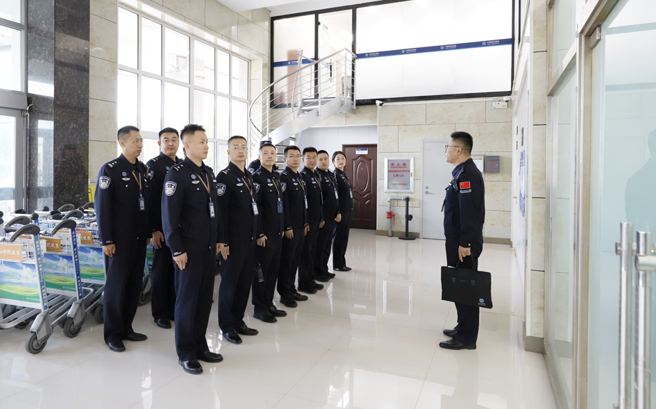 执勤民警整装待发 预备开展勤务.JPG